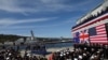 조 바이든(무대 가운데) 미국 대통령과 리시 수낙(무대 오른쪽) 영국 총리, 앤서니 앨버니지(무대 왼쪽) 호주 총리가 13일 샌디에이고에서 회담 후 공동회견하고 있다. 뒤에 버지니아급 핵 잠수함이 보인다. 