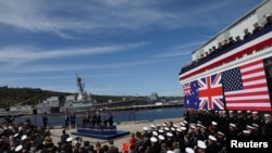 拜登总统与阿尔巴尼斯总理和苏纳克首相在加州圣迭戈的海军基地举行的仪式上宣布澳英美核动力潜艇合作协议。(2023年3月13日)