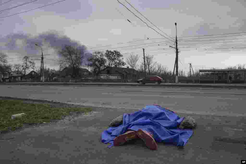 Труп у обочины дороги, Мариуполь, 7 марта 2022. (AP Photo/Evgeniy Maloletka)Russia Ukraine War 5 Things