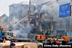 中国河北省廊坊市三河的消防队员在爆炸现场实施救援。（2024年3月13日）