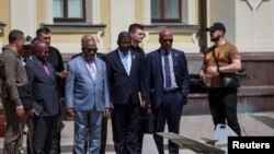 非盟主席、科摩罗总统阿苏马尼在访问乌克兰的第一天参观纪念墙并向阵亡乌克兰军人表达敬意期间，观看被击毁的俄军装备展览。(2023年6月16日)