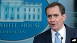 El portavoz del Consejo de Seguridad Nacional de EEUU, John Kirby, departe con los periodistas en la Casa Blanca sobre la venta de armas a Israel, en Washngton, el 10 de enero de 2024.