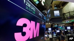 资料照片：2017年10月24日，3M的徽标显现在纽约证券交易所交易大厅上方的屏幕上。（美联社照片）