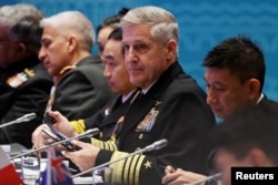 美国太平洋舰队司令斯蒂芬·科勒海军上将（Stephen Koehler）在山东省青岛市出席西太平洋海军研讨会开幕式。 （2024年4月22日）