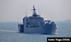 Salah satu kapal perang RI, KRI Teluk Banten, mengikuti rangkaian latihan di laut dalam di sekitar Laut Madura, Jawa Timur, dalam latihan militer bersama Super Garuda Shield, 8 September 2023 (Foto: Indra Yoga/VOA)