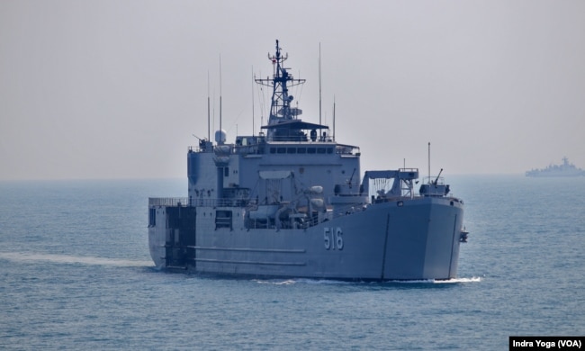 Salah satu kapal perang RI, KRI Teluk Banten, mengikuti rangkaian latihan di laut dalam di sekitar Laut Madura, Jawa Timur, dalam latihan militer bersama Super Garuda Shield, 8 September 2023 (Foto: Indra Yoga/VOA)
