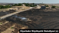 Diyarbakır ve Mardin’deki köyleri etkileyen yangın yarattığı tahribat havadan daha net görülüyor.