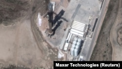 A satellite image shows SpaceX Starship rocket on its launch pad, in Boca Chica, Texas, U.S., April 17, 2023. (Satellite image 2023 Maxar Technologies/Handout via REUTERS)