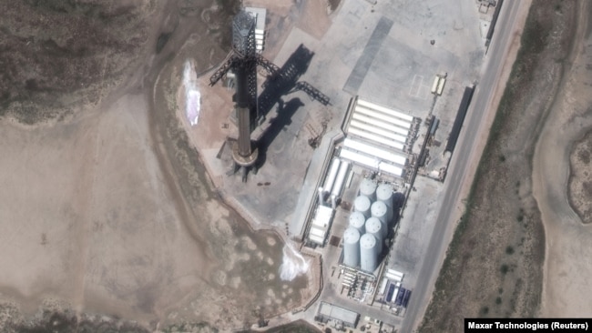 A satellite image shows SpaceX Starship rocket on its launch pad, in Boca Chica, Texas, U.S., April 17, 2023. (Satellite image 2023 Maxar Technologies/Handout via REUTERS)