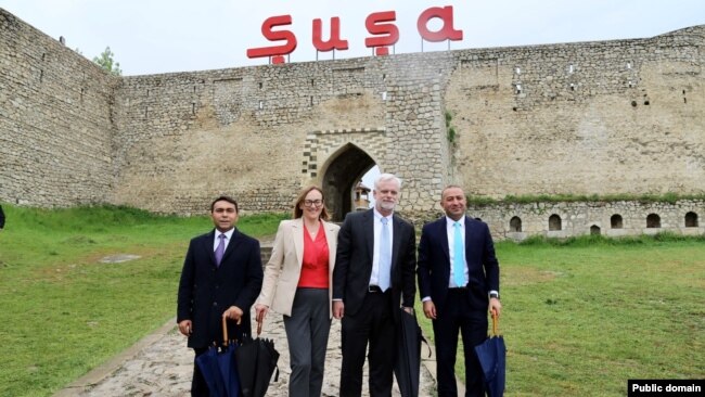 ABŞ-ın Azərbaycandakı səfiri Mark Libby və xanımı Danusia ilə birlikdə Füzuli və Şuşa şəhərlərinə səfər edib. (Foto : ABŞ-ın Azərbaycandakı səfirliyi)