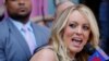 Stormy Daniels, la estrella porno que actualmente se encuentra en batallas legales con el entonces presidente de los Estados Unidos, Donald Trump, habla durante una ceremonia en West Hollywood, California, el 23 de mayo de 2018.