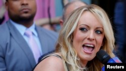 Stormy Daniels, la estrella porno que actualmente se encuentra en batallas legales con el entonces presidente de los Estados Unidos, Donald Trump, habla durante una ceremonia en West Hollywood, California, el 23 de mayo de 2018.