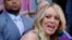 Stormy Daniels, la estrella porno que actualmente se encuentra en batallas legales con el entonces presidente de los Estados Unidos, Donald Trump, habla durante una ceremonia en West Hollywood, California, el 23 de mayo de 2018.