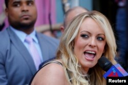 Stormy Daniels, bintang porno yang saat ini sedang dalam pertarungan hukum dengan Presiden AS Donald Trump, di West Hollywood, California, AS, 23 Mei 2018. (Foto: REUTERS/Mike Blake)