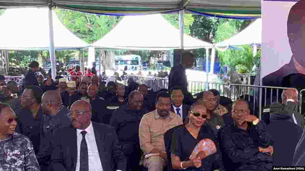 Viongozi mbalimbali wa vyama vya siasa wakiwa ni miongoni mwa Watanzania waliofika kutoa heshima yao ya Mwisho viwanja vya Karimjee.