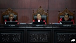Hakim Ketua Suhartoyo, tengah, memimpin sidang banding pemilu di Mahkamah Konstitusi di Jakarta, hari Senin, 22 April 2024.