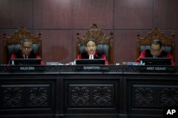 Hakim Ketua Suhartoyo (tengah), memimpin sidang banding pemilu di Mahkamah Konstitusi di Jakarta, Senin, 22 April 2024. (AP/Dita Alangkara)
