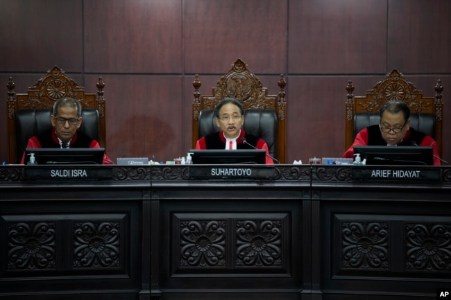 Hakim Ketua Suhartoyo (tengah), memimpin sidang banding pemilu di Mahkamah Konstitusi di Jakarta, Senin, 22 April 2024. (AP/Dita Alangkara)