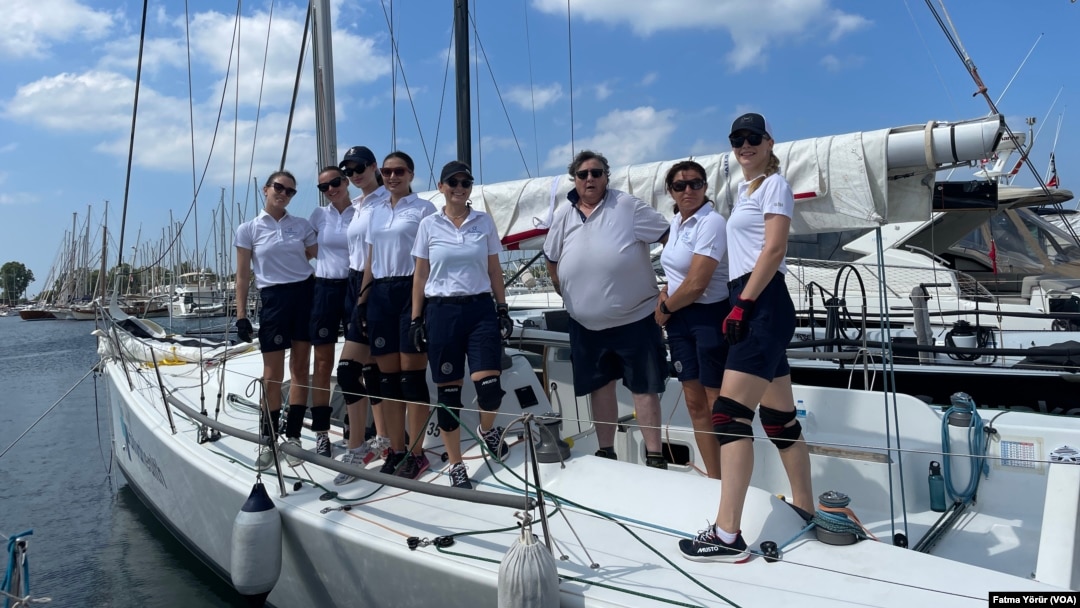 White Angels adıyla kurulan ve Sultans of the Sail adıyla Türkiye’nin 53 yıllık ve 555 milden oluşan en uzun rotalı off-shore yat yarışı olan Deniz Kuvvetleri Kupası’na katılmaya hazırlanan kadın yelken takımı VOA Türkçe’ye konuştu. 