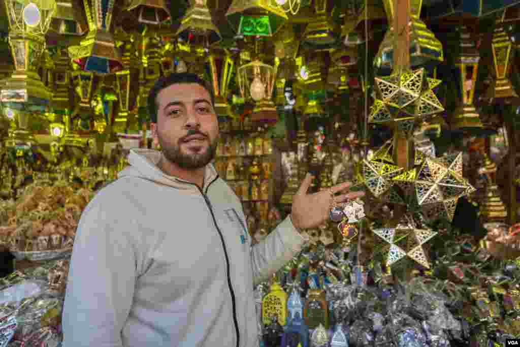 Amen Abulkheir, who just bought lantern keychains for his sisters, nephews, and nieces, says, “My family usually buys extra food and new clothes for Ramadan, but, this month, we still have lots of extra living expenses.” (Hamada Elrasam/VOA)