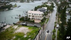 Un conductor recorre una calle inundada mientras la tormenta tropical Debby pasa justo al oeste de la región de la Bahía de Tampa, Florida, el domingo 4 de agosto de 2024. (Max Chesnes/Tampa Bay Times vía AP)