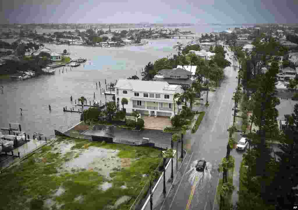 Un conductor avanza por una calle inundada en la región de la Bahía de Tampa, Florida, un día antes de que el huracán Debby tocara tierra en el norte del estado en la mañana del 5 de agosto de 2024.&nbsp;