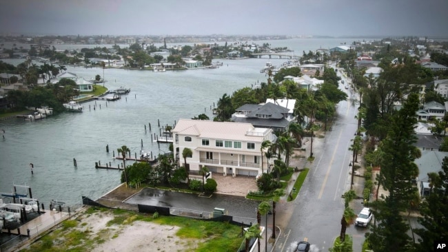 Vozač u poplavljenoj ulici dok tropska oluja Debby prolazi zapadno od Tampa Baya, Florida, nedjelja, 4. avgusta 2024. (Max Chesnes/Tampa Bay Times preko AP-a)