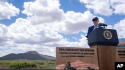 Presiden AS Joe Biden berbicara dalam acara penetapan Monumen Nasional Baaj Nwaavjo I'Tah Kukveni di Red Butte Airfield, Tusayan, Arizona, pada 8 Agustus 2023. (Foto: AP/Alex Brandon)