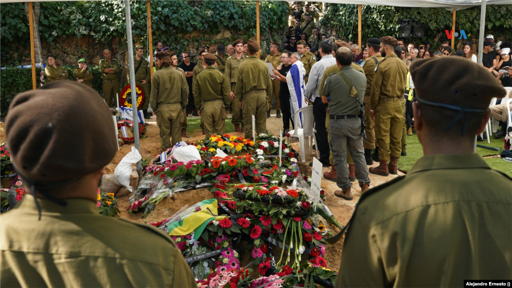 Militares israelíes entierran a sus compañeros muertos en los enfrentamientos en el conflicto con Hamás en un funeral colectivo en Jerusalén, el 13 de octubre de 2023.