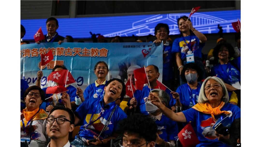 来自香港的天主教信徒在蒙古乌兰巴托欢迎教宗方济各。（2023年9月3日）
