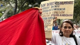 Docentes, funcionarios y jubilados demanda mejores salarios, frente al Ministerio Público en Caracas el 9 de enero de 2024.