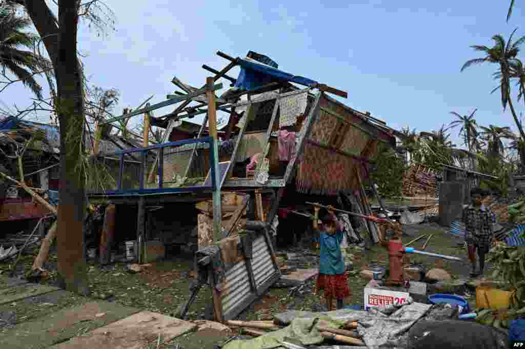 အင်အားပြင်း "မိုခါ" ဆိုင်ကလုန်းမုန်တိုင်းတိုက်ခတ်အပြီး တွေ့ရတဲ့ စစ်တွေမြို့နယ်ထဲက ဘဆာရာရိုဟင်ဂျာဒုက္ခသည်စခန်း၊ (မေ ၁၆၊ ၂၀၂၃)