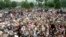 Andijonning Bobur maydoni, 13-may, 2005. Prezident Islom Karimovdan eshitishni kutayotgan omma.