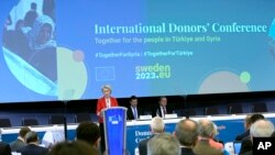 Presiden Komisi Eropa Ursula von der Leyen (kiri), berpidato pada Konferensi Donor Internasional untuk Turki dan Suriah di gedung Charlemagne di Brussel, Senin, 20 Maret 2023. (AP/Virginia Mayo)