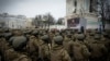 Militares y militares ucranianos asisten a una ceremonia con el presidente ucraniano Volodymyr Zelenskyy en una pantalla en la Plaza de Santa Sofía en Kiev. (Foto tomada y publicada por el servicio de prensa presidencial de Ucrania)