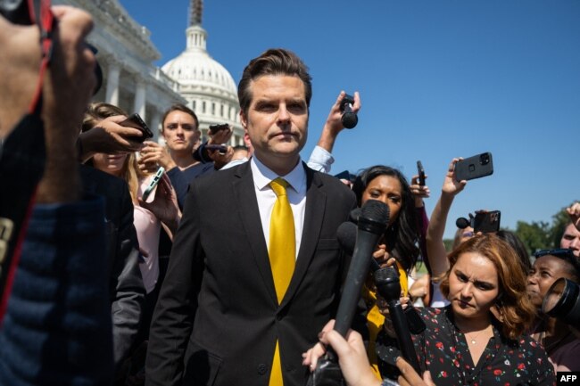 El representante republicano Matt Gaetz, de Florida, habla con la prensa después de hablar en la Cámara de Representantes sobre una posible moción para destituir al presidente de la Cámara de EEUU, Kevin McCarthy, frente al Capitolio en Washington, el 2 de octubre de 2023.