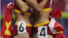 成都亚运会上女子一百米跨栏比赛后两名中国运动员相互拥抱，她们穿的短裤侧挂着的跑道号码牌，一个是“6”,另一个是“4”。（照片来自“李老师不是你老师”推特）