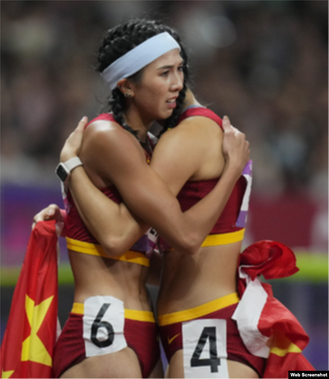 成都亞運會上女子一百公尺跨欄比賽後兩名中國運動員互相擁抱,她們穿的短褲側掛著的跑道號碼牌,一個是「6」,另一個是「4」。 (照片來自「李老師不是你老師」推特)