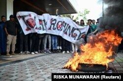 Masyarakat yang keberatan dengan kedatangan pengungsi Rohingya berunjuk rasa di Banda Aceh, Aceh, Rabu, 27 Desember 2023. (Foto: Riska Munawarah/Reuters)