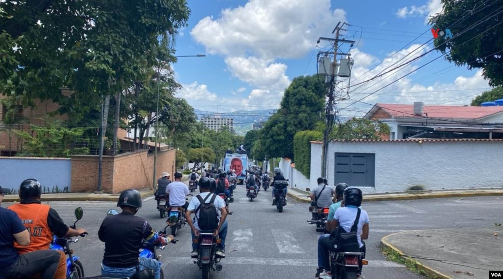 Grupo de motorizados a lo largo y ancho de una calle en Caracas se movilizan para una protesta multitudinaria convocada por la oposición para manifestarse contra los resultados de las elecciones presidenciales mostrados por el oficialismo. Visto el 17 agosto de 2024. [Fotos, VOA]