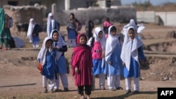 پاکستان کې د افغان کمیشنرۍ چارواکو د معلوماتو له مخې د افغان کډوالو په کېمپونو کې د هلکانو پرتله د نجونو د زده کړو کچه ډیره ټيټه ده.