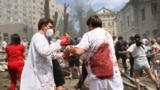俄罗斯导弹袭击乌克兰基辅一家儿童医院后，救援人员、医务人员和志愿者清理废墟并搜寻受害者。(2024年7月8日)