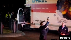 Агенты Секретной службы обыскивают грузовик, который врезался в парковочное ограждение в парке Лафайет напротив Белого дома в Вашингтоне. 23 мая 2023 года. 