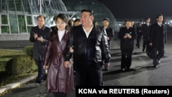 朝鲜官媒朝中社2024年3月16日发布照片显示，朝鲜领导人金正恩和他的女儿金主爱参观朝鲜江东温室。