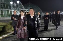 Pemimpin Korea Utara Kim Jong Un dan putrinya Kim Ju Ae mengunjungi Rumah Kaca Gangdong di Korea Utara, dalam gambar yang dirilis pada 16 Maret 2024. (Foto: KCNA via REUTERS)