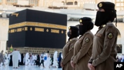 Sejumlah perempuan anggota kepolisian Arab Saudi berjaga di dekat Ka'bah di tengah pelaksanaan ibadah haji pada 20 Juli 2021. (Foto: AP/Amr Nabil)