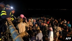 Angkatan laut dan pasukan khusus Saudi mengerek para pengungsi di atas kapal selama operasi penyelamatan dari Port Sudan ke Jeddah, pada 30 April 2023. (Foto: AFP)