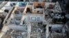Warga Palestina memeriksa sebuah ramah yang hancur akibat serangan Israel di Rafah, selatan Jalur Gaza, pada 7 Mei 2024. (Foto: Reuters/Hatem Khaled)