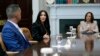 Wakil Presiden AS Kamala Harris mendengarkan bintang reality tv Kim Kardashian berbicara dalam diskusi mengenai reformasi keadilan di Gedung Putih, Washington, pada 25 April 2024. (Foto: AP/Susan Walsh)