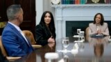 Wakil Presiden AS Kamala Harris mendengarkan bintang reality tv Kim Kardashian berbicara dalam diskusi mengenai reformasi keadilan di Gedung Putih, Washington, pada 25 April 2024. (Foto: AP/Susan Walsh)